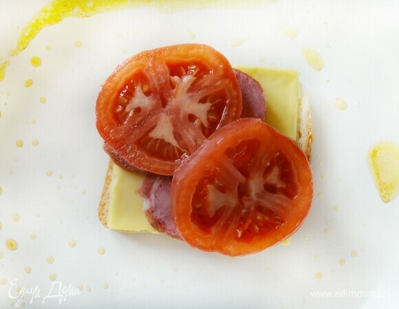 Следом — кружочки помидора.