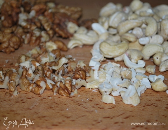 Порубите орехи, но сильно их не мельчите.