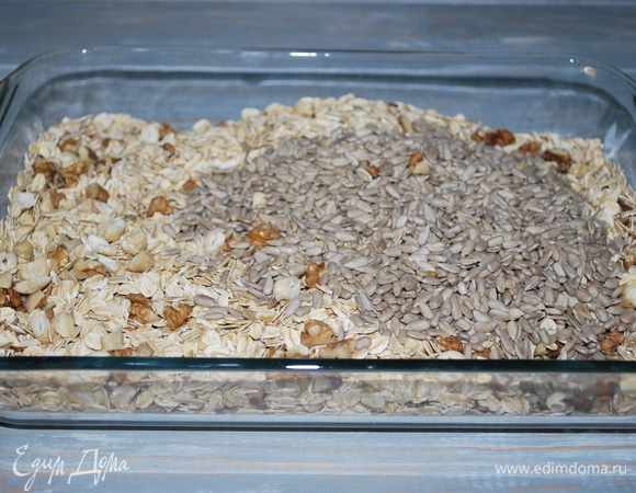 В чашке смешайте овсяные хлопья (возьмите хлопья для длительной варки, это очень важно), семечки, орехи и корицу. Духовку разогрейте до 170°C.