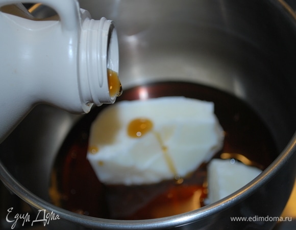 В сотейнике смешайте кокосовое масло (я использую рафинированное) и кленовый сироп. Нагрейте на слабом огне, чтобы масло полностью растопилось, перемешайте.