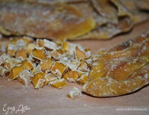 Цукаты манго мелко нарежьте (можно вместо манго добавить курагу, вяленую вишню — то, что вы любите).