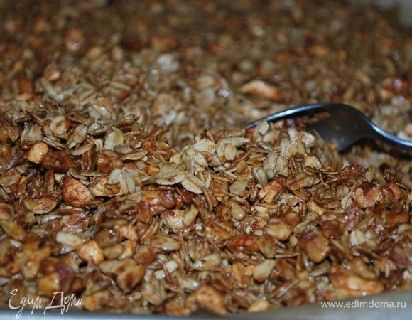 Следите за гранолой, чтобы она не пригорела, перемешивайте ее каждые 7–10 минут. Когда овсяные хлопья зарумянятся и станут сухими, гранола готова.