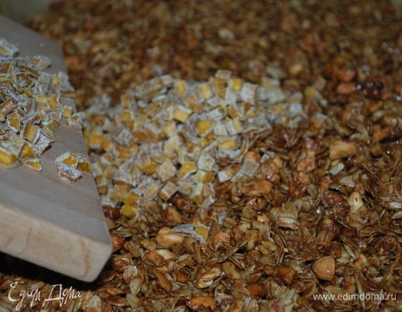 Как только гранола остынет, добавьте цукаты манго и щепотку морской соли — за счет соли вкус будет намного ярче. Переложите в стеклянную банку, храните при комнатной температуре.