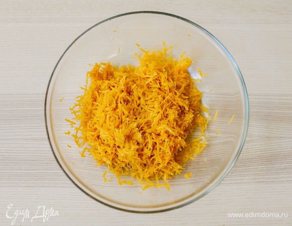 Натереть с них цедру на мелкой терке.