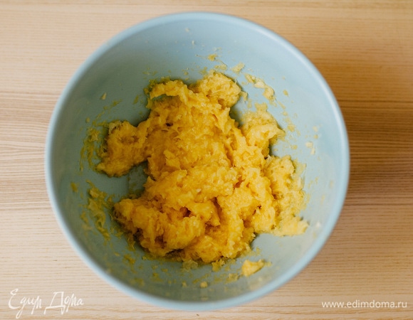 Измельчить жмых в кашицу с помощью блендера.