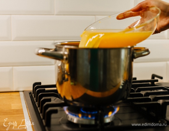 В кастрюле смешать апельсиновый сок с водой.