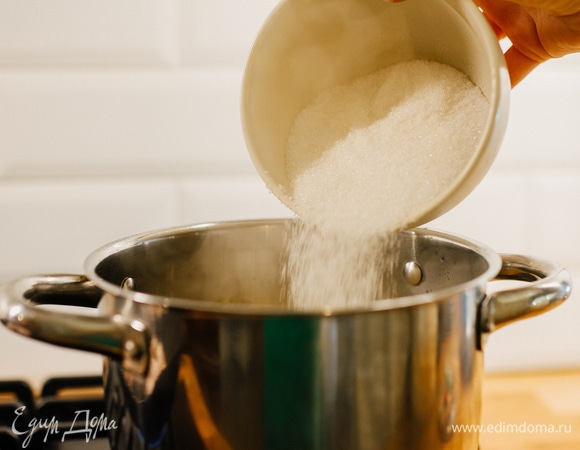 Добавить сахар. Огонь немного убавить, чтобы джем сильно не кипел. Варить около 1 часа, не забывая помешивать.