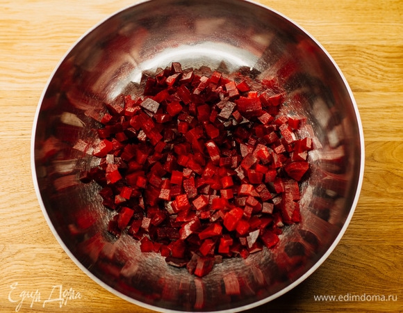 Свеклу, морковь, картофель отварить до готовности и остудить. В чашу выложить нарезанную кубиками свеклу.