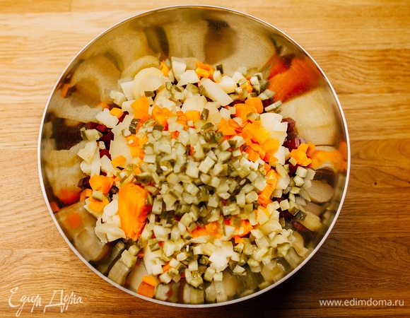 Затем — соленые огурцы.