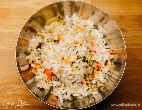 Добавить квашеную капусту.