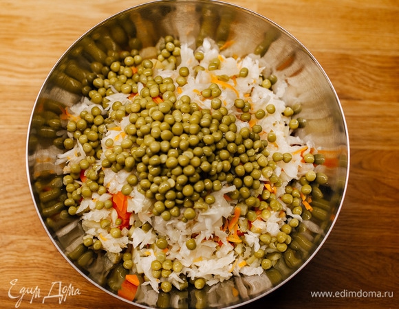 И консервированный зеленый горошек.