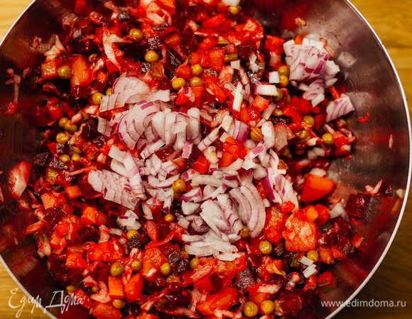 Заправить растительным маслом, добавить красный лук, нарезанный мелкими кубиками. Посолить и хорошо перемешать.