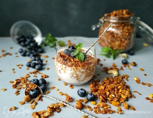 Подавайте с натуральным йогуртом. Вкусный и полезный завтрак готов.