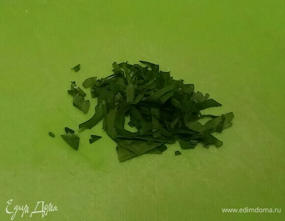 Зелень петрушки мелко нарезать.