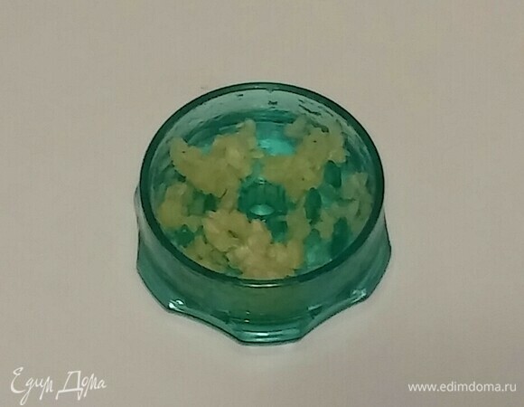 Чеснок пропустить через пресс.