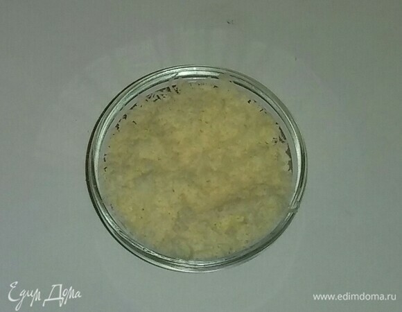 Твердый сыр натереть на терке для шоколада, то есть очень мелко.