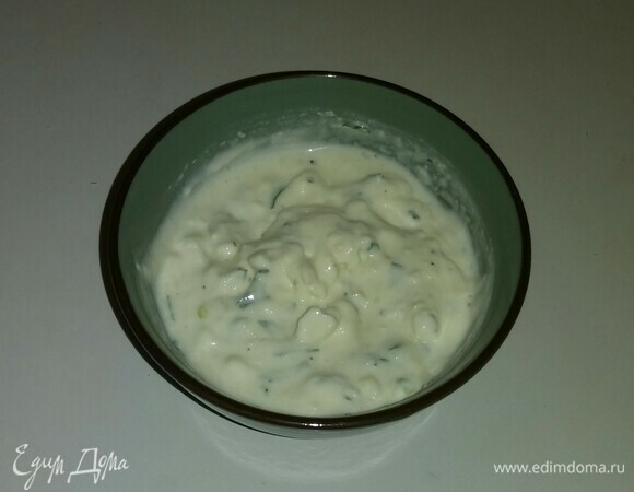 В пиалу выложить творожный сыр (он должен быть без дополнительных ингредиентов), натертый твердый сыр, нарезанную зелень петрушки, измельченный чеснок. Также добавить к этим ингредиентам 2 ст. ложки молока, соль и молотый перец. Все перемешать и поставить на 15 минут в холодильник для охлаждения. Приятного аппетита!
