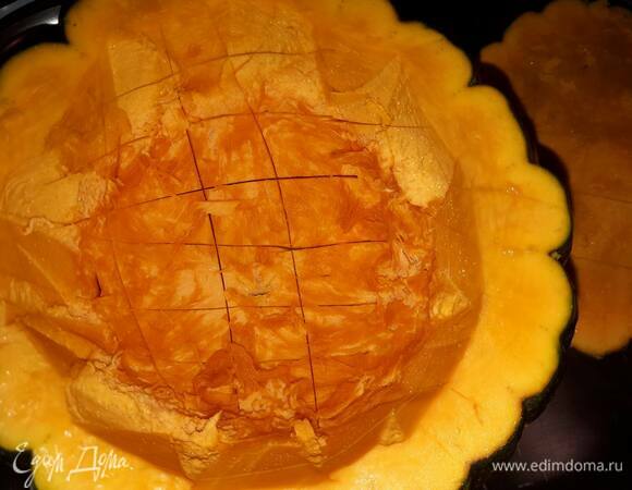Срежьте верхушку у тыквы, очистите ее от семечек и надрежьте сеточкой.