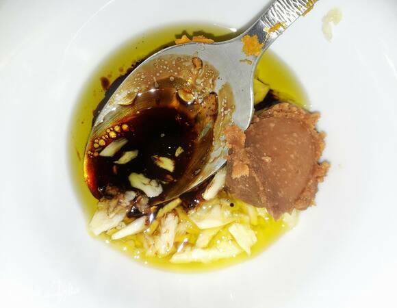 Раздавите чеснок и смешайте с оливковым маслом, соевым соусом, пастой мисо и мирином.