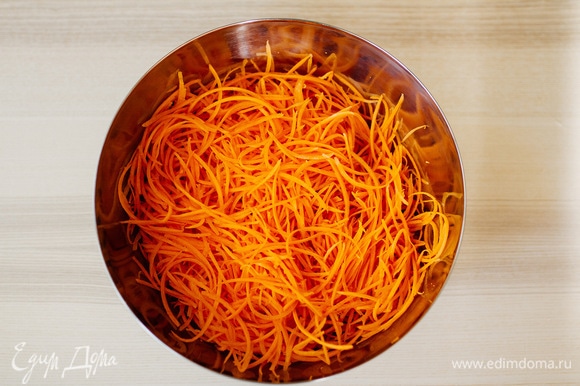 Морковь помыть, очистить и натереть на специальной терке для корейской моркови, положить в большую чашу.