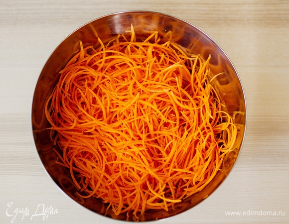 Морковь помыть, очистить и натереть на специальной терке для корейской моркови, положить в большую чашу.