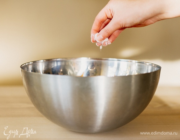 Посолить, хорошо перемешать руками.