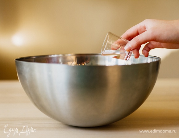 Уксус разбавить водой, влить в морковь и снова хорошо перемешать.