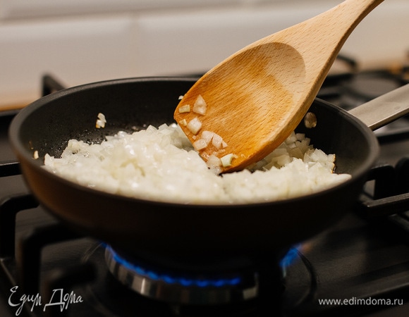 Налить в сковороду растительное масло, разогреть и обжарить лук до золотистого цвета.