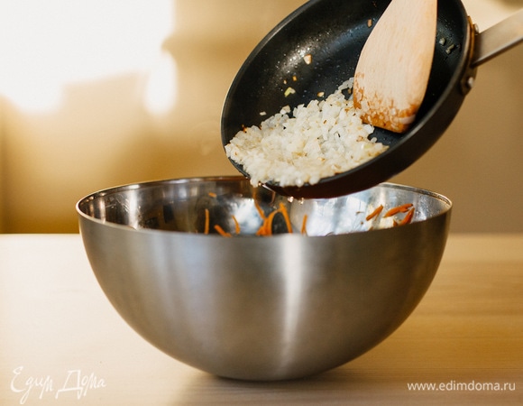 Добавить лук к моркови.