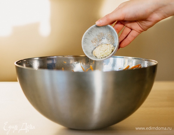 Добавить натертый на мелкой терке чеснок.