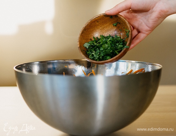 Кинзу мелко нарезать, соединить с морковью. Тщательно перемешать.