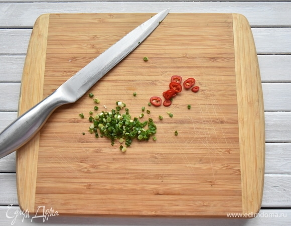 Один стебель зеленого лука и острый красный перчик нарезала мелко.