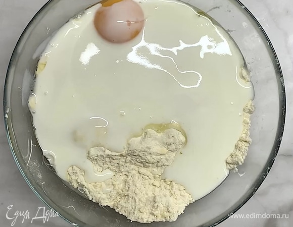 Добавляем яйцо, молоко.