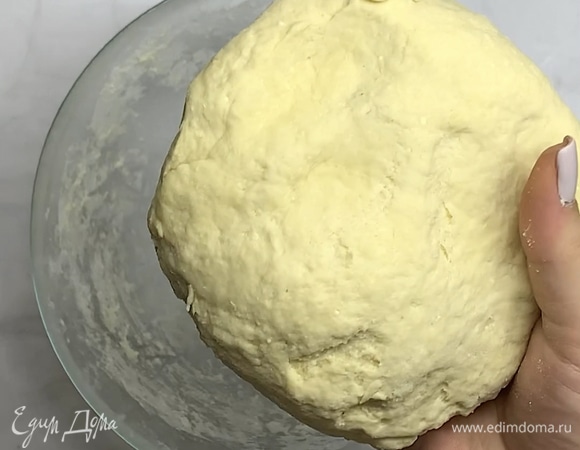 Замешиваем мягкое тесто, если нужно, добавляем немного муки и отправляем в пакете на 30–40 минут в холодильник.