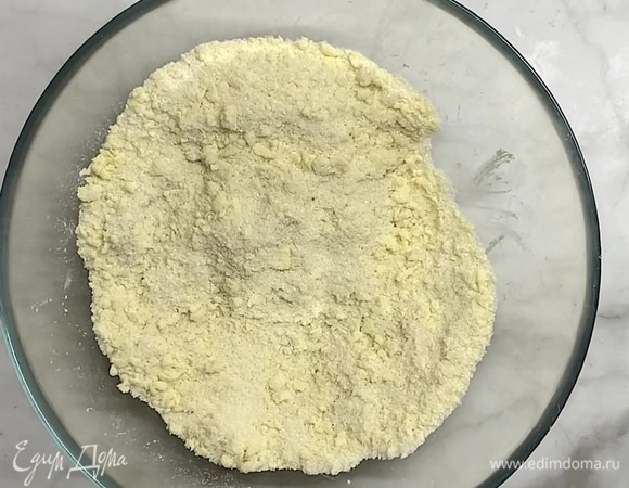 Делаем начинку похожим способом. Муку смешиваем с сахаром, небольшой кусочек масла перетираем с мукой и сахаром до мелкой крошки и тоже ставим в холодильник.