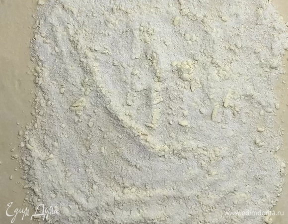 Когда тесто охладится, посыпаем мукой и раскатываем в прямоугольный или квадратный пласт. Выкладываем 1/3 начинки.