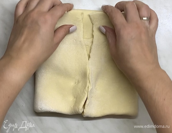 Сворачиваем конвертом, переворачиваем, вновь раскатываем и насыпаем еще 1/3 начинки. Всего с начинкой раскатываем 3 раза.