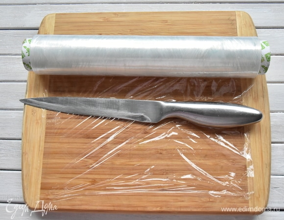 Пищевую полиэтиленовую пленку нарезала на квадраты. Каждый смазала капелькой растительного масла.