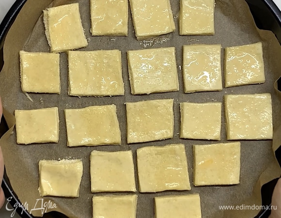 Перекладываем в форму, застеленную пергаментом, и смазываем яйцом. Ставим в заранее разогретую духовку при 180°C на 20–25 минут. Из этого количества ингредиентов получается 2 противня. Приятного аппетита!