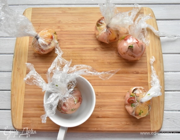 Приподняла, собирая края пленки кверху, перекрутила и завязала узелок у основания.