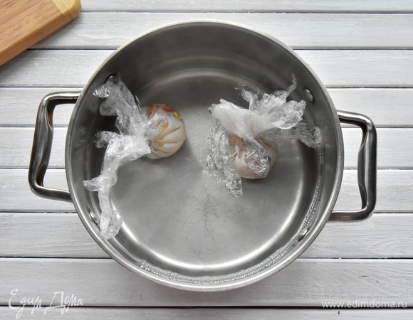 Довела воду до кипения и опустила в кастрюлю узелочки с начинкой. Варила 6 минут, для того чтобы желток остался жидким.