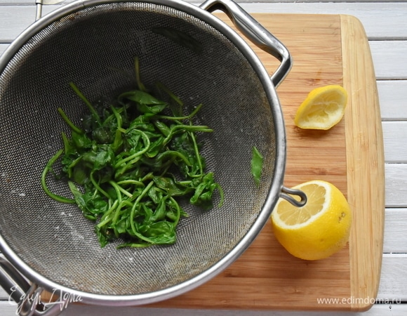 Шпинат помыла, отрезала стебли, выложила в дуршлаг и выдержала 1–1,5 минуты над паром. Добавила соль, сок лимона и перец свежемолотый.