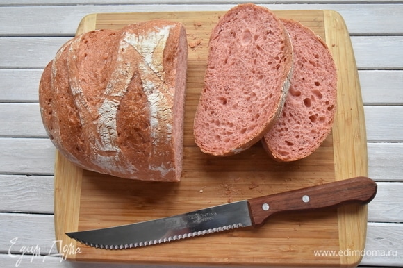 Хлеб нарезала ломтиками толщиной 1,5 см и подсушила их на сухой сковороде с двух сторон.