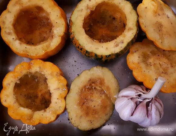 У тыквы отрежьте верхушку, очистите от семечек, посыпьте солью и специями и натрите оливковым маслом. Поставьте в духовку вместе с головкой чеснока на 45 минут при 190°C.