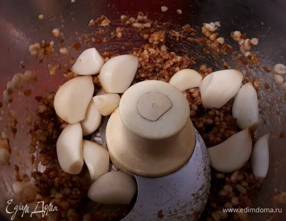 Измельчите в комбайне кедровые орешки, вяленые помидоры и печеный чеснок до однородной пасты.