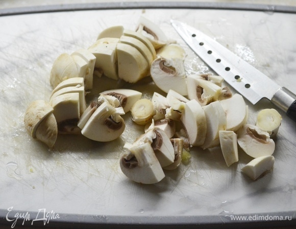 Шампиньоны помойте, нарежьте пластинками. Можно взять и любые другие грибы, но, если будете брать лесные, предварительно отварите их.
