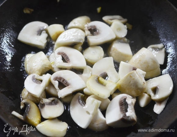 В сковороде разогрейте растительное масло, добавьте грибы.