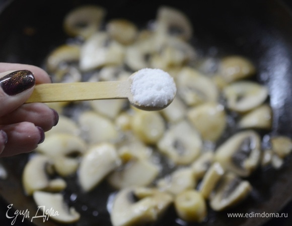 Посолите, чтобы грибы быстрей отдали влагу. Обжаривайте грибы до полного испарения жидкости.