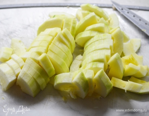 Кабачки почистите, удалите семена и нарежьте дольками.
