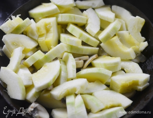 Добавьте в сковороду к грибам и обжаривайте все вместе на достаточно сильном огне до золотистого цвета.